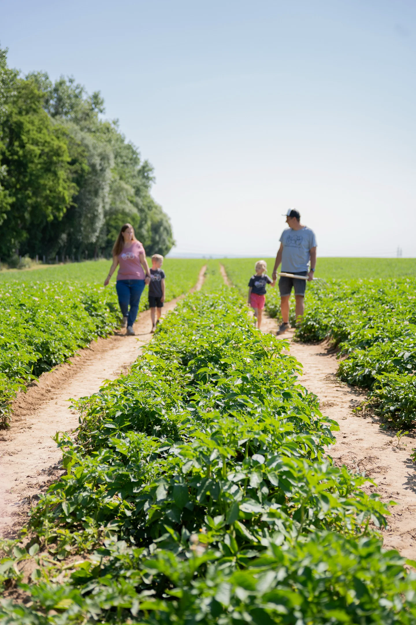 Heinrich und Carmen mit Kindern auf einem ihrer Felder.